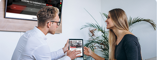Consultant Luxury Motors discutând cu un client